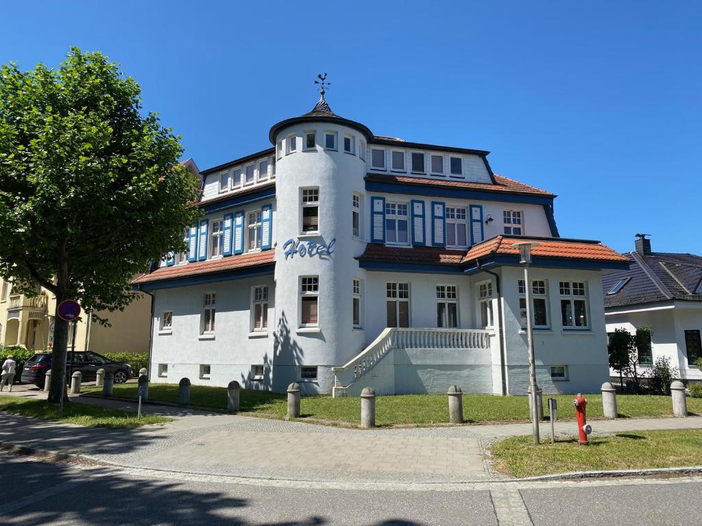 un gran edificio blanco con techo rojo en Villa am Meer - Stralsund, en Stralsund