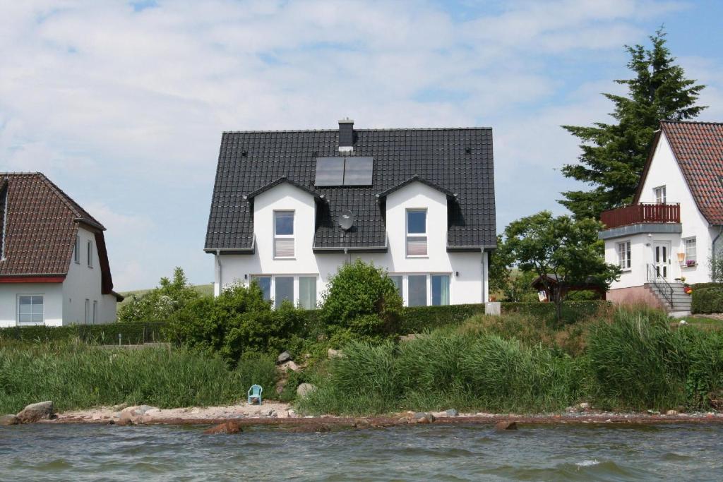 ein Haus am Ufer eines Flusses in der Unterkunft F-1037 Ferienhaus Neuendorf Haus Terrasse, Gartennutzung, Meerblick in Lauterbach