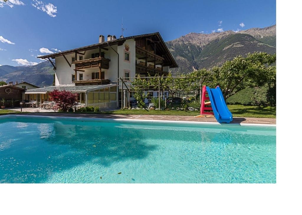 Bazén v ubytování Hotel Montani nebo v jeho okolí