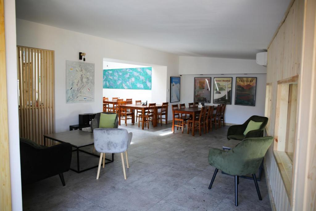 Posedenie v ubytovaní NIECH TO SZLAK B&B