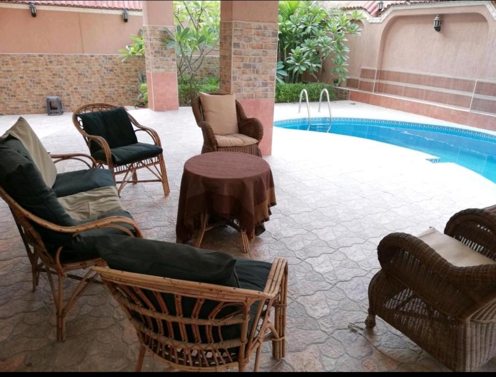 La alberca dentro o cerca de Hidden Gem with pool access in New cairo