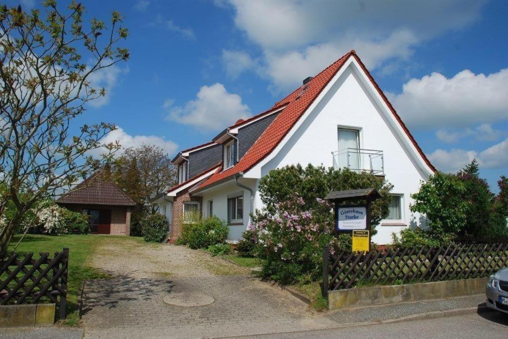 een wit huis met een rood dak bij HAF-OGL-Gaestehaus-Starke in Haffkrug