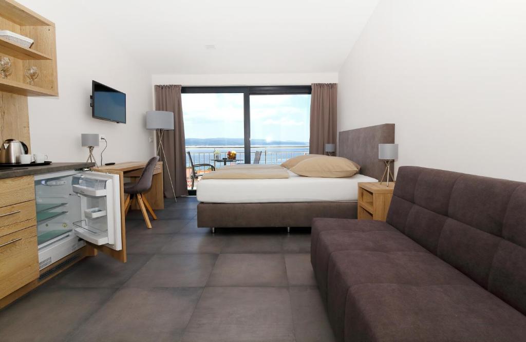 ein Hotelzimmer mit einem Bett und einem Sofa in der Unterkunft B&B villa Kovač in Baška Voda