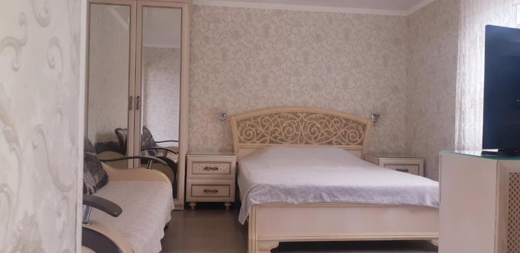 a small bedroom with a bed and a mirror at Уютные апартаменты на ул Пионерская in Sochi