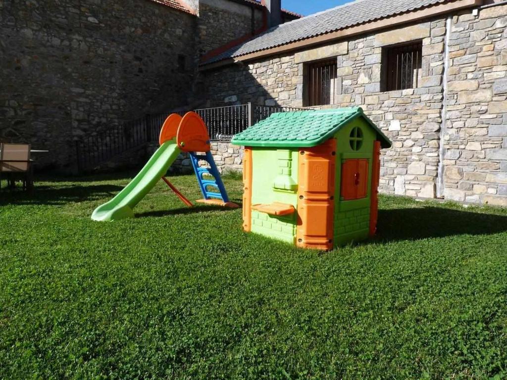 Zona de juegos infantil en Apartamentos Puerta de Ordesa