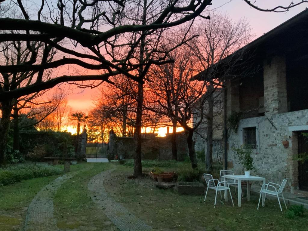 Východ nebo západ slunce při pohledu z bed and breakfast nebo okolí