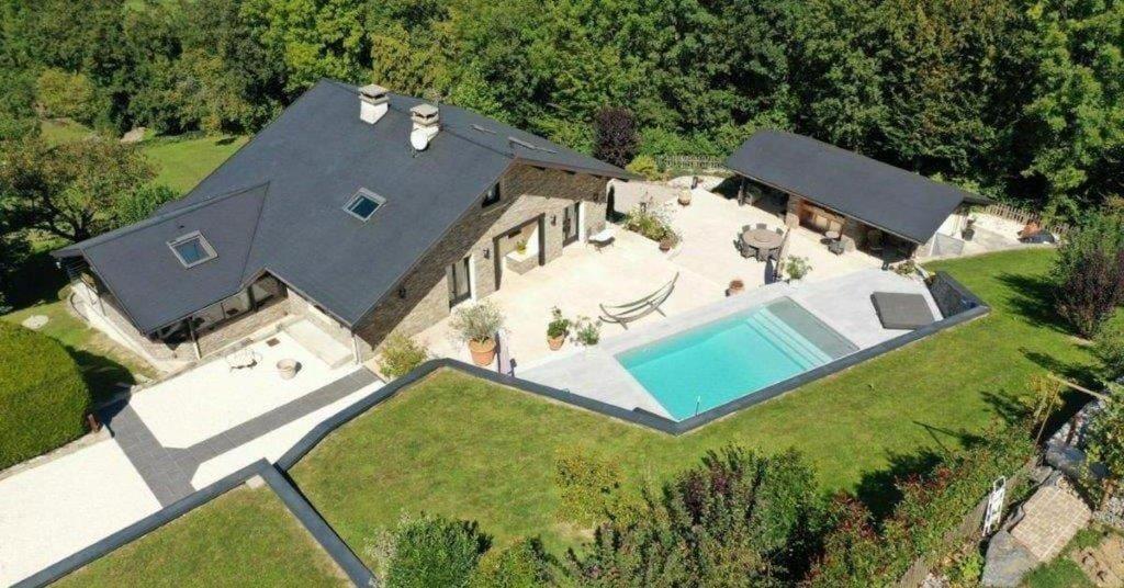 - une vue aérienne sur une maison avec une piscine dans l'établissement Mur-Mûres, à Mûres-les Balmettes