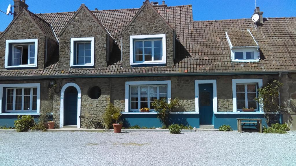 オーダンゲーヌにあるla clef des champsの青い扉と茶色の屋根の家