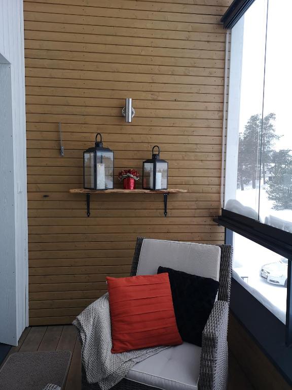 Posezení v ubytování Aurinkoranta B4 merinäköalalla