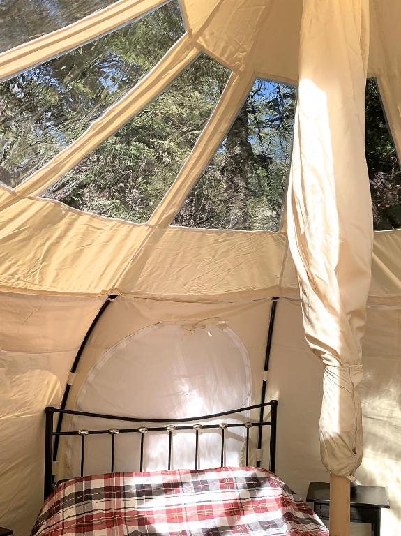 Postel nebo postele na pokoji v ubytování Glamping at Camping La Source