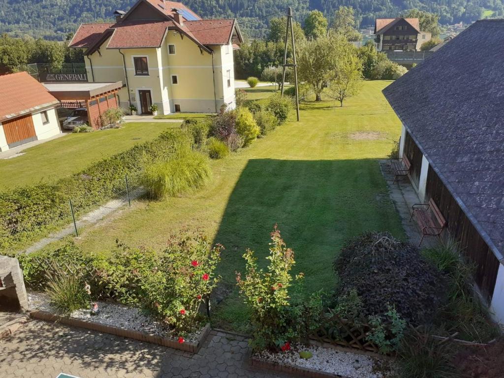 A garden outside Apartment Fischer mit Privatstrand