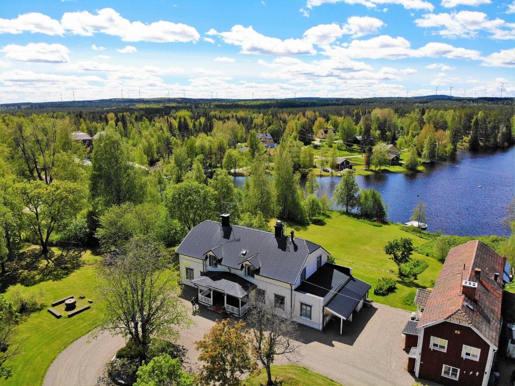 una vista aérea de una casa grande y un lago en STF Jädraås Herrgård, en Jädraås