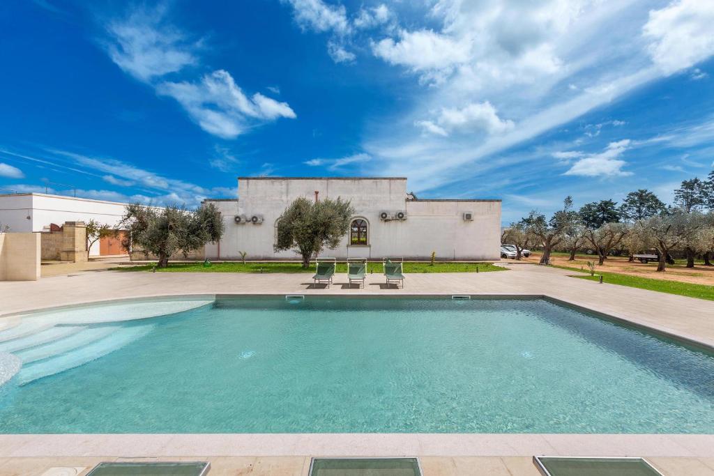 une piscine en face d'un bâtiment dans l'établissement Villa La Paiara by BarbarHouse, à Borgagne