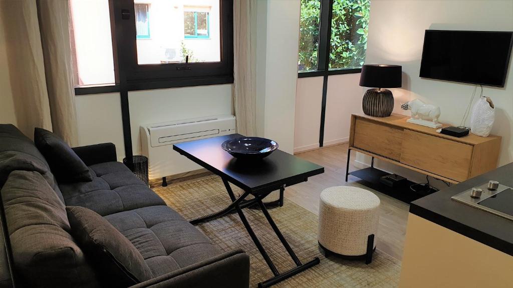 - un salon avec un canapé et une table dans l&#39;établissement Dana centre mer 16, à Nice
