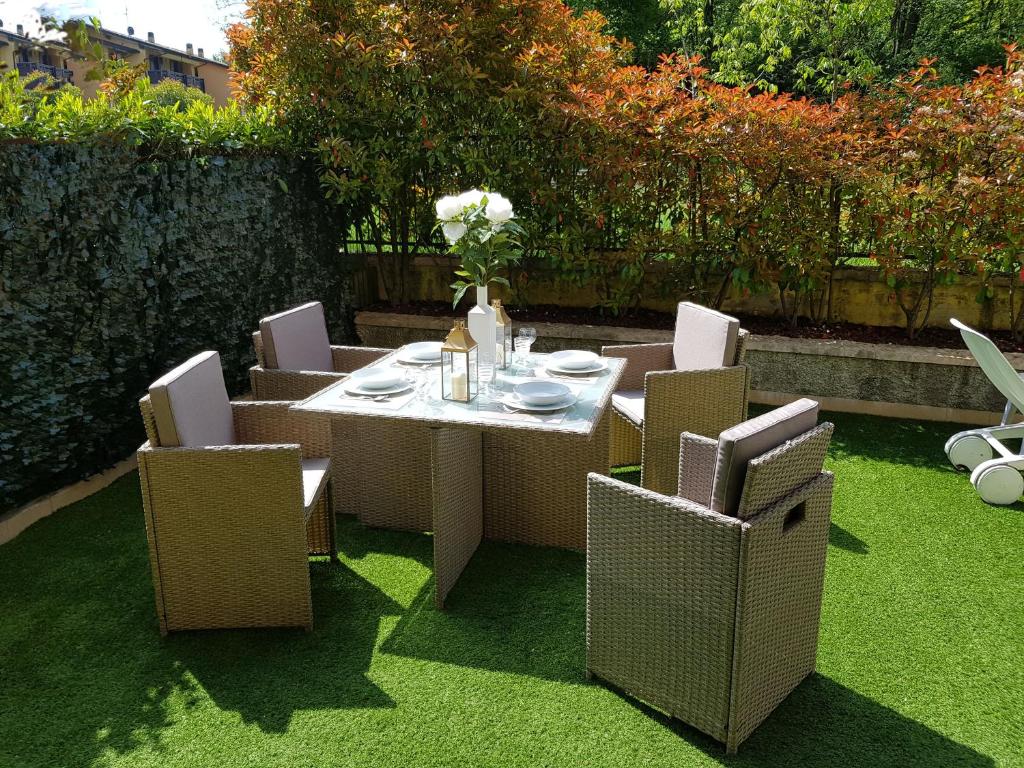 un tavolo e sedie sull'erba in un giardino di Appartamento Diamantina a Desenzano del Garda