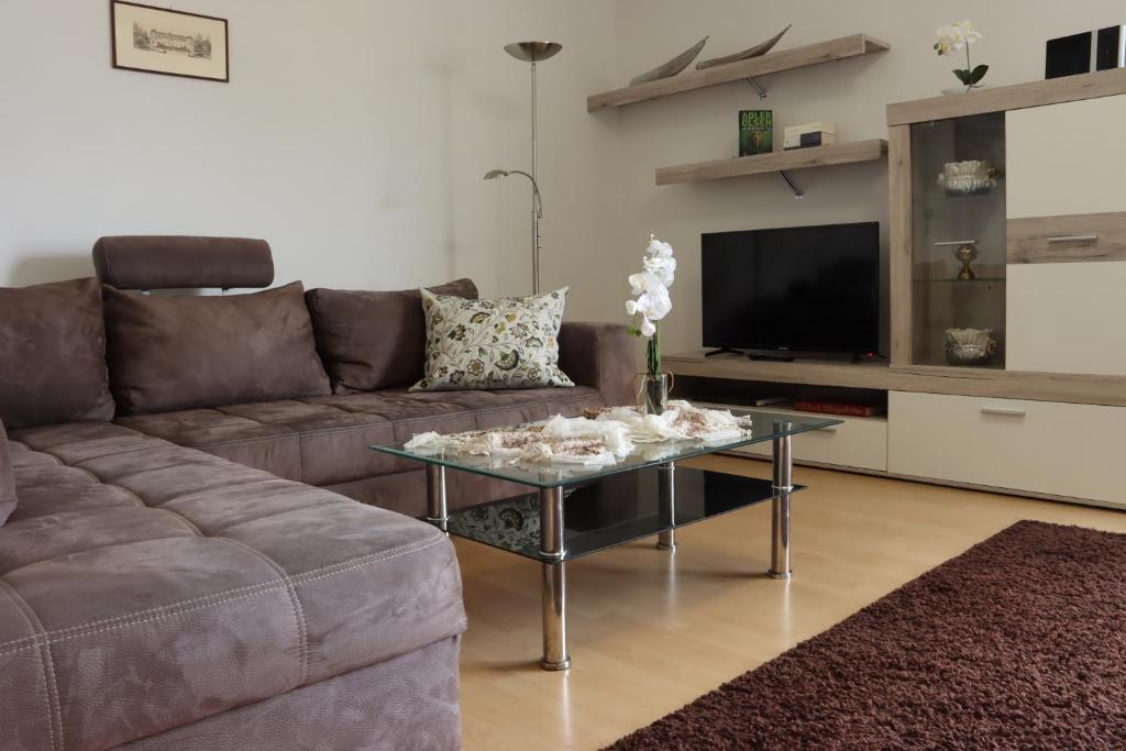 sala de estar con sofá y mesa de centro en Appartement Monika, en Celle