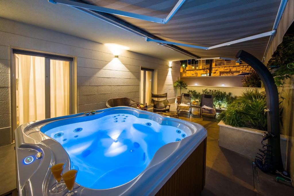 uma grande banheira azul num quarto em Amaris luxury apartments em Split