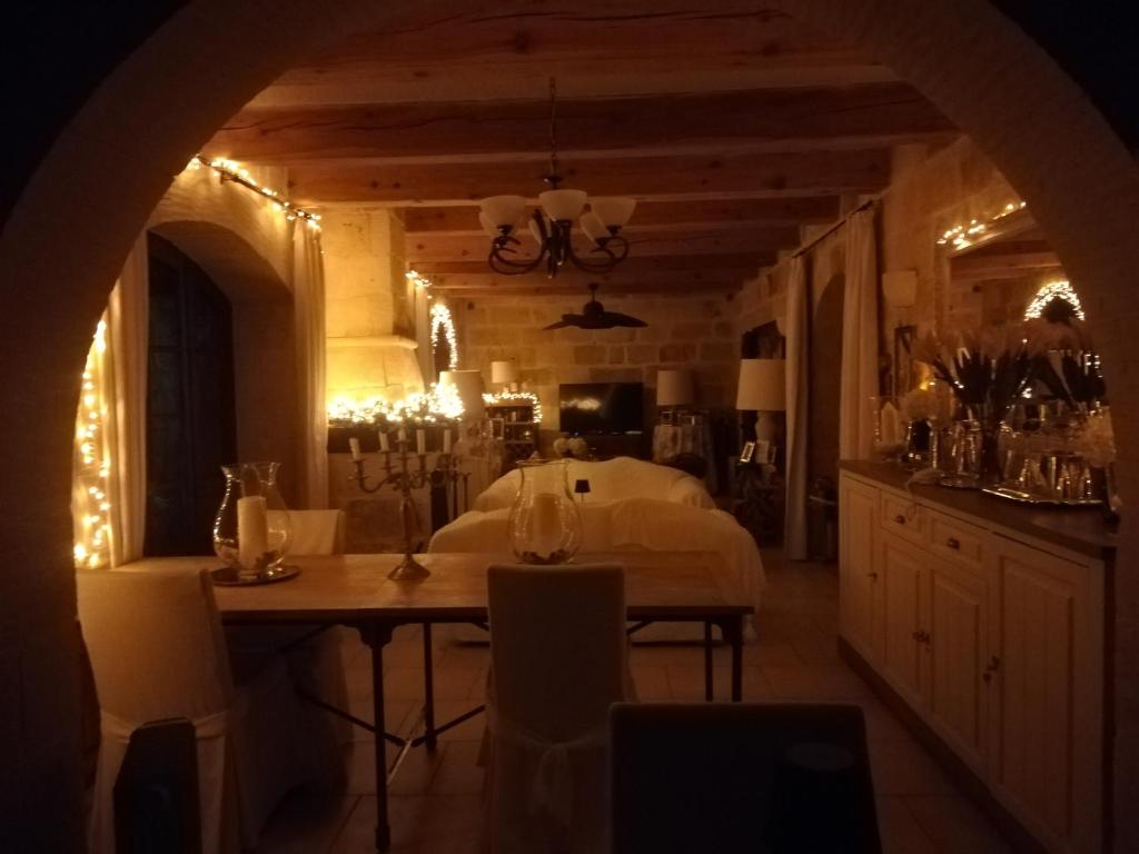 a room with a bed and a table with chairs at Betty Cake B&B in Qala