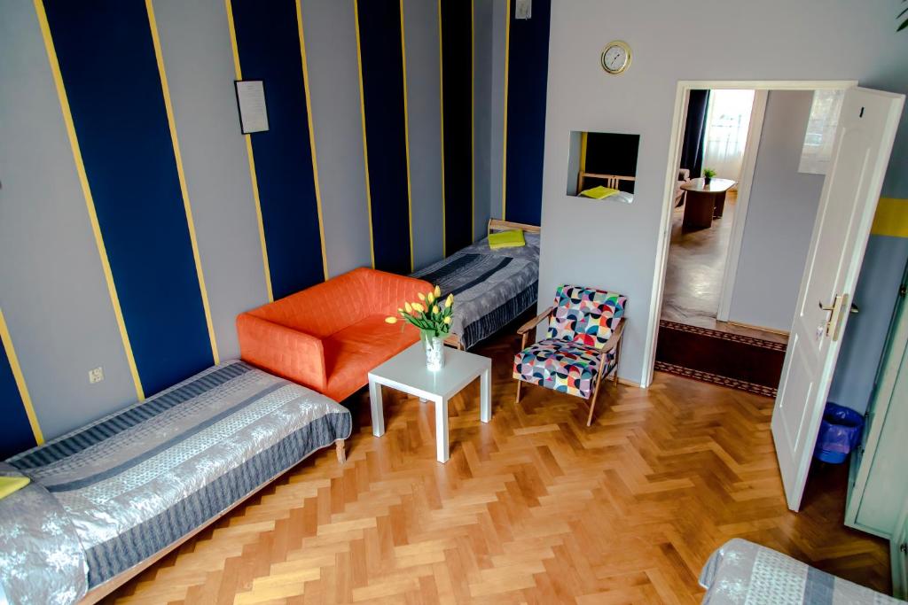 salon z kanapą i krzesłem w obiekcie Centrum 51 w mieście Lublin