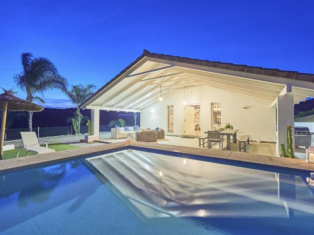 Bazén v ubytovaní Cubo's Villa Loft Monte Perdido alebo v jeho blízkosti