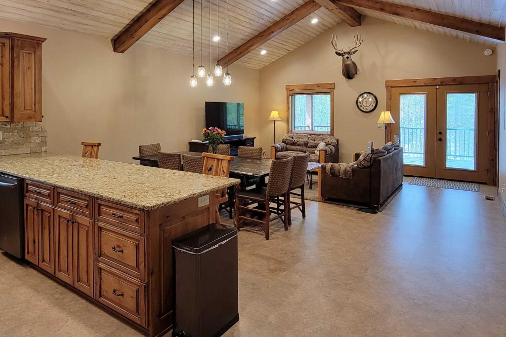 cocina y sala de estar con mesa y sillas en Outdoor Adventure Hub about 20 Miles to Yellowstone! en Island Park