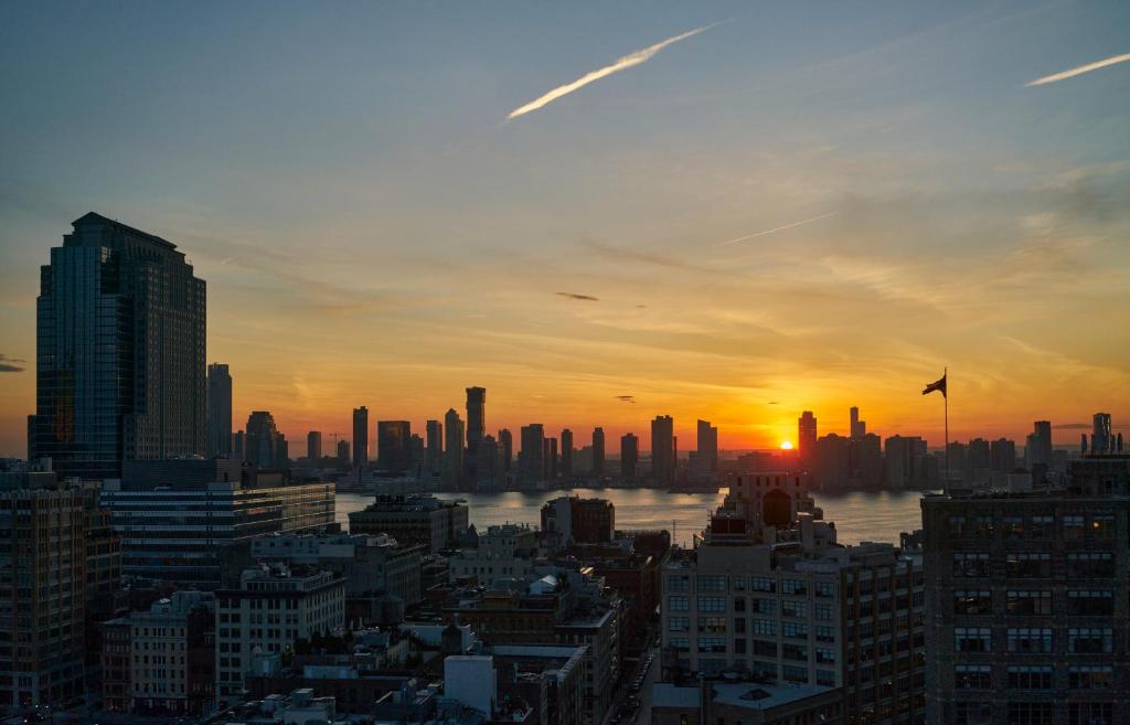 O pôr ou nascer do sol visto do hotel ou dos arredores