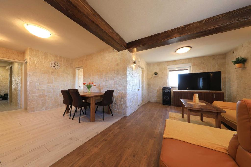 Televízia a/alebo spoločenská miestnosť v ubytovaní Stone House Pridraga
