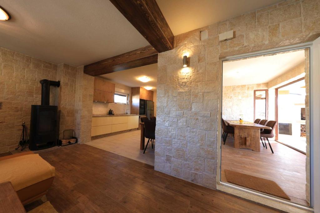 Televízia a/alebo spoločenská miestnosť v ubytovaní Stone House Pridraga