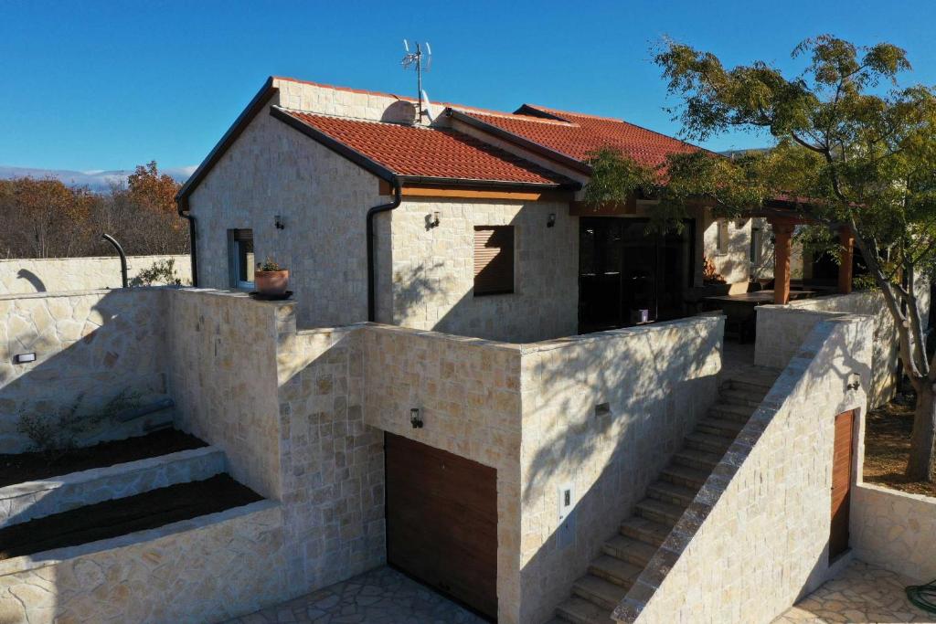 Budova, v ktorej sa vila nachádza