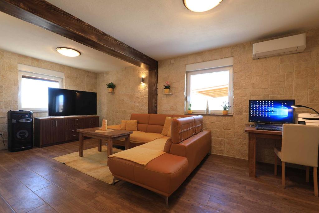 Televízia a/alebo spoločenská miestnosť v ubytovaní Stone House Pridraga