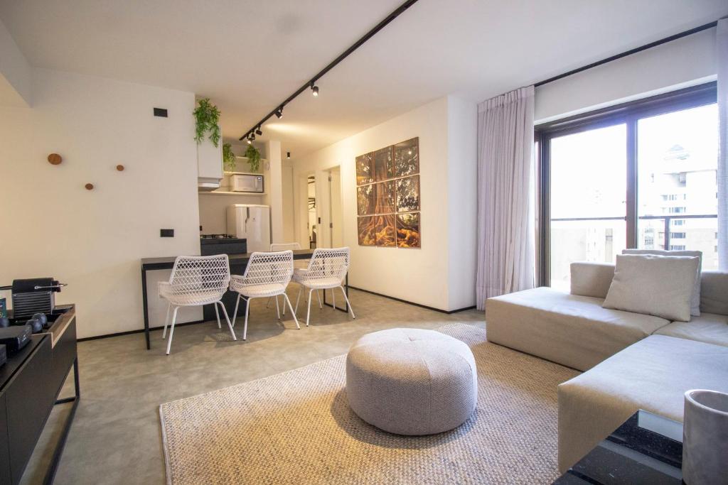  CL223 Flat com sacada ao lado da Av Faria Lima