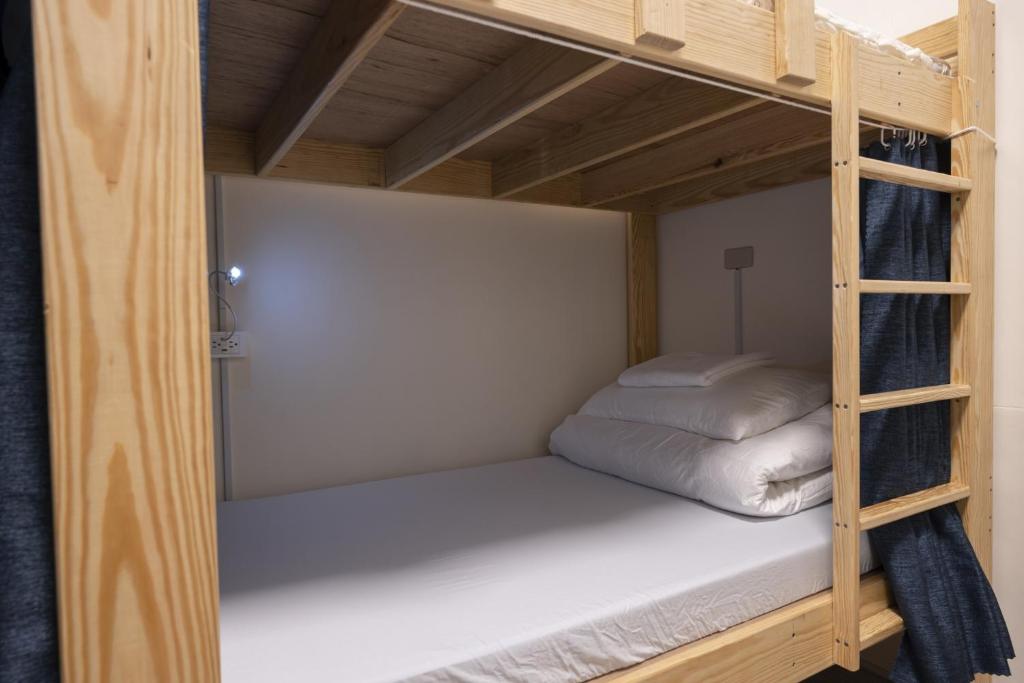 a couple of bunk beds in a room at 島氮潛水背包客棧 PlayfulDiveClub in Xiaoliuqiu