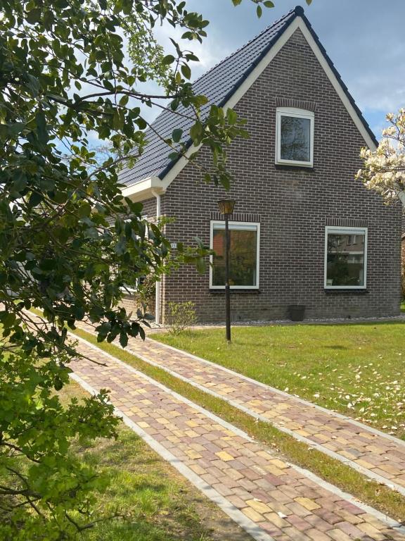 een huis met een stenen oprit ervoor bij Knusse vakantiewoning Valthe in Valthe