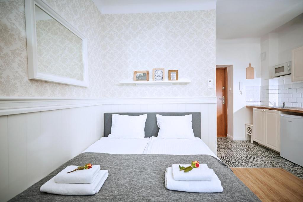 A bed or beds in a room at Central Place for You Pl. Bankowy