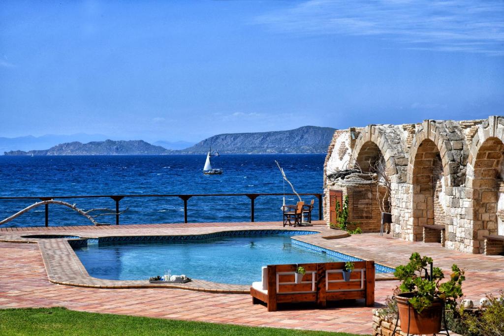 Luxurious Villa by the sea في Posidhonía: مسبح مطل على المحيط