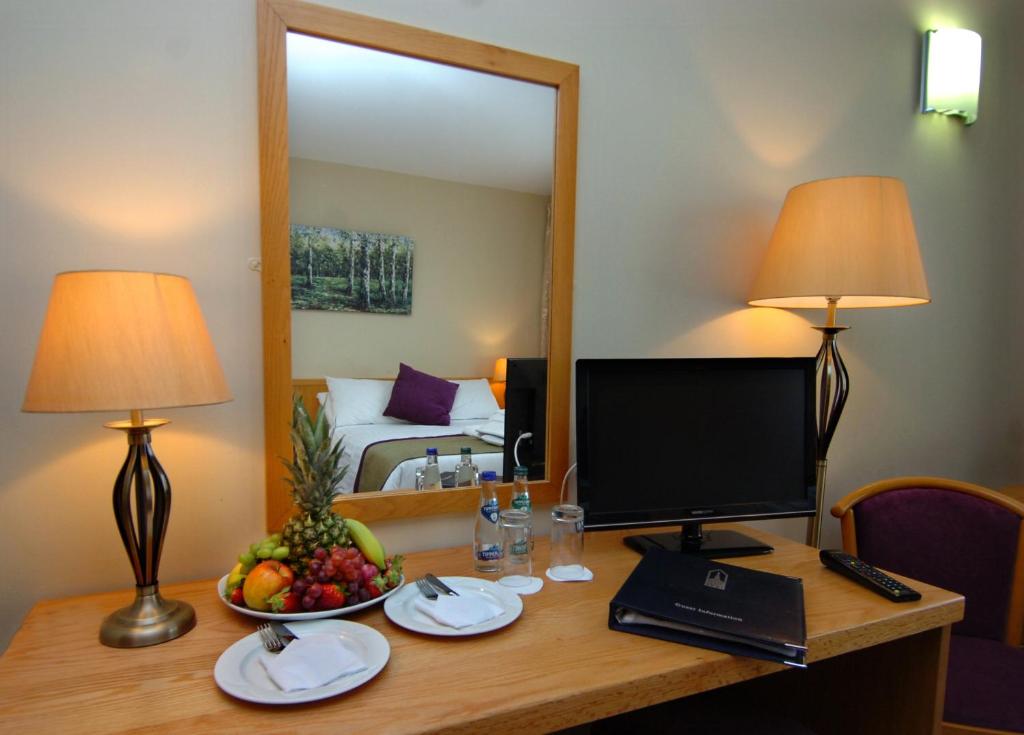 TV a/nebo společenská místnost v ubytování Knock House Hotel