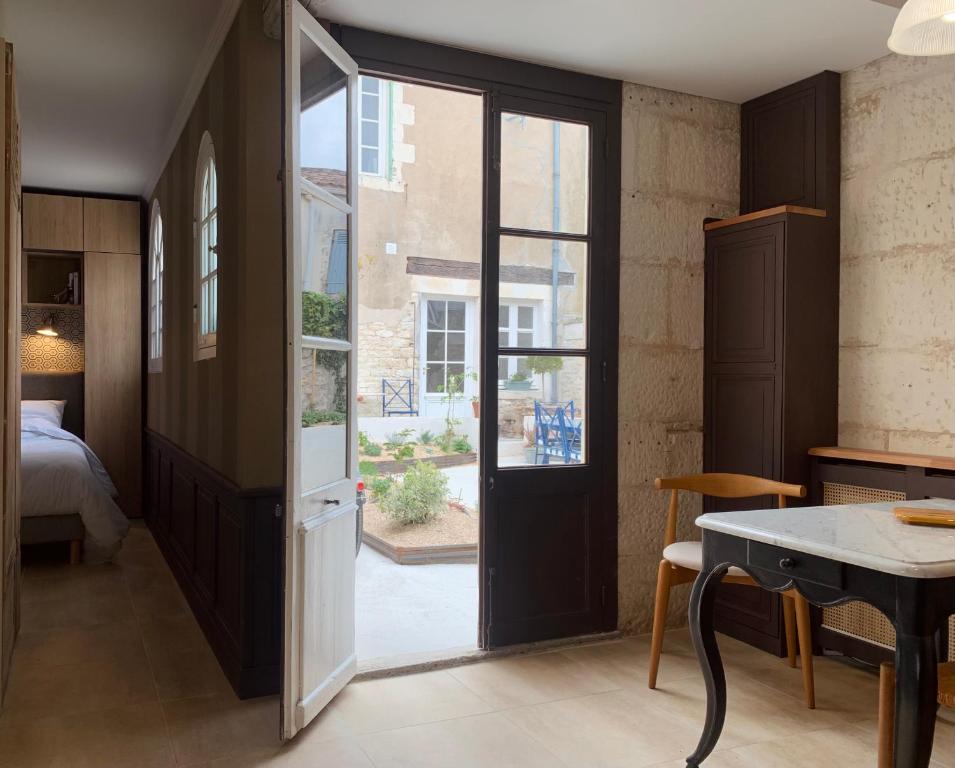 uma sala com uma porta que leva a um quarto em Appartement Escapade Marine - Maison d Aligre em Marans