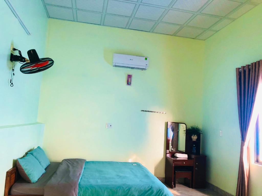 A television and/or entertainment centre at Vy Ly Motel