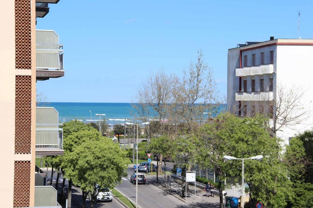 Blick auf eine Straße mit dem Meer im Hintergrund in der Unterkunft Hotel Le Ali in Rimini