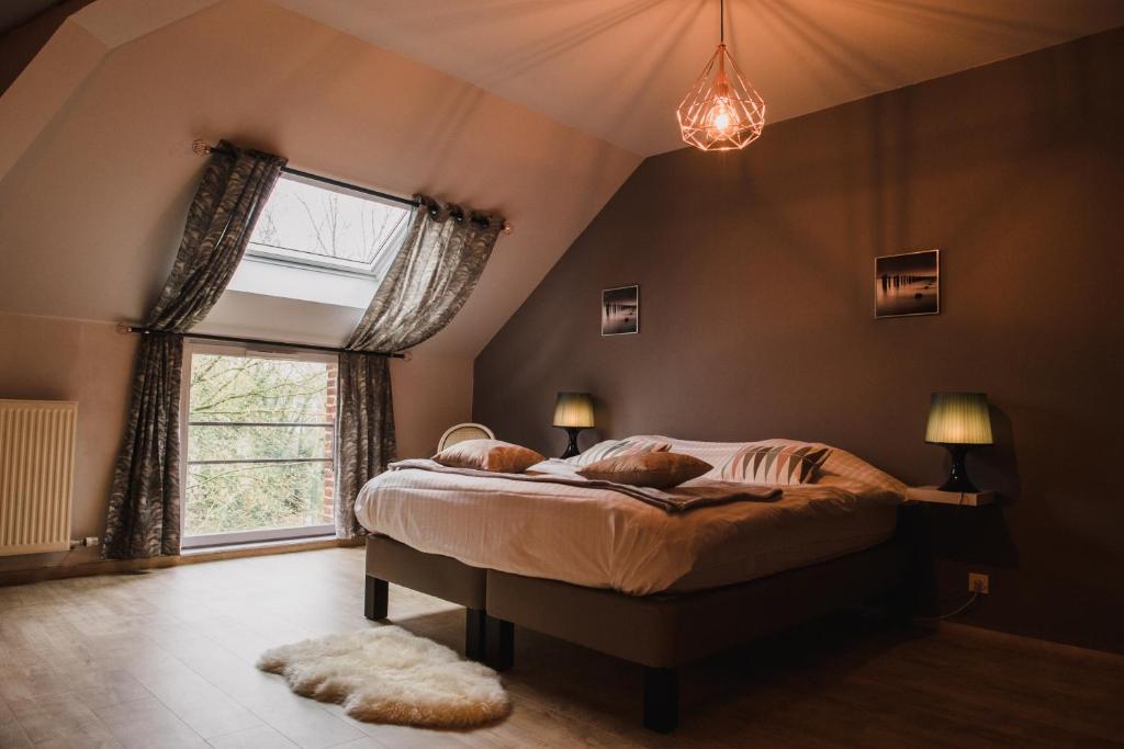 - une chambre avec un grand lit et une fenêtre dans l'établissement LOGIS-Hôtel La Gentilhommière, à Artres