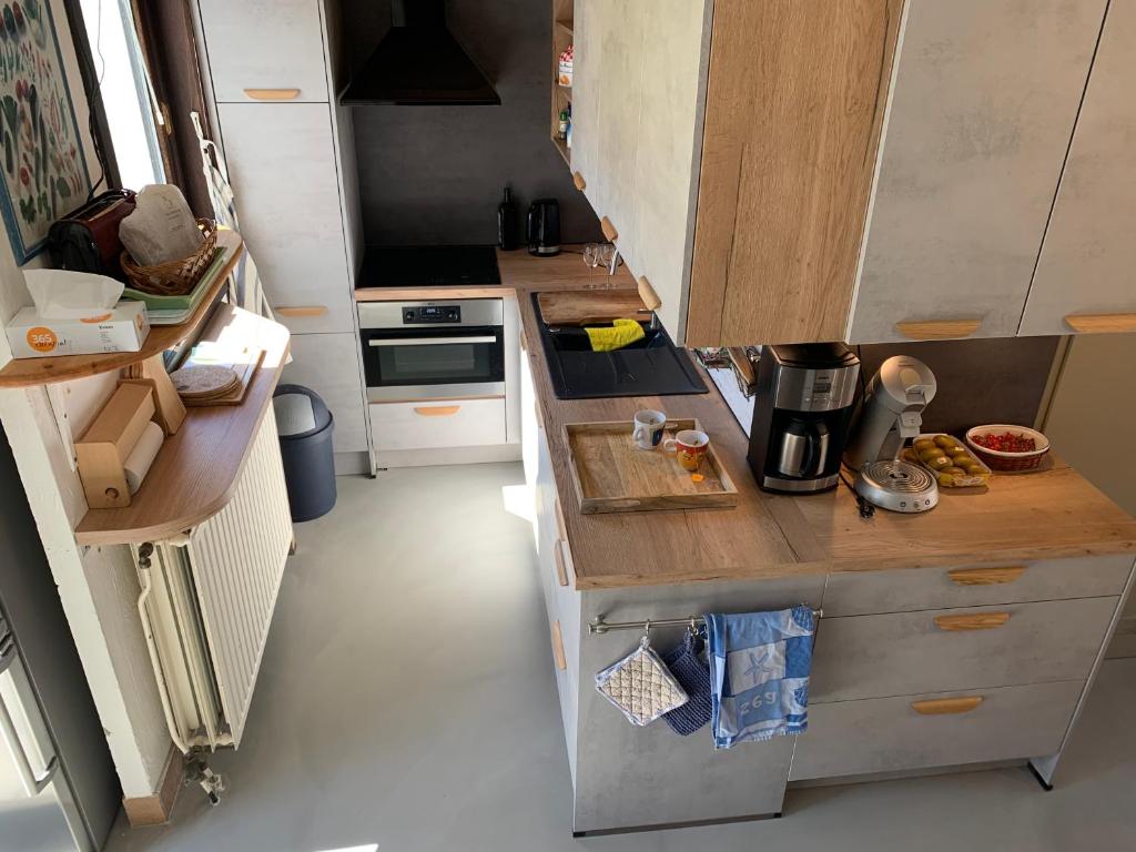 a small kitchen with a counter and a stove at Ysermonde Fisherman's Cottage in Nieuwpoort