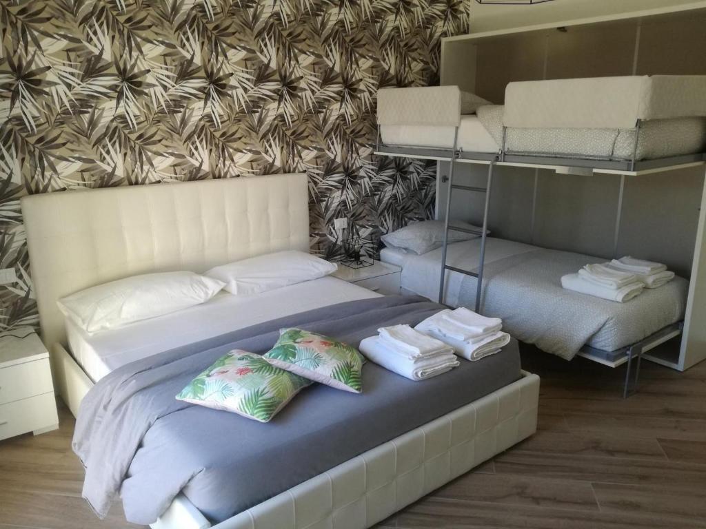ein Schlafzimmer mit einem Bett mit Kissen darauf in der Unterkunft Appia Garden in Rom