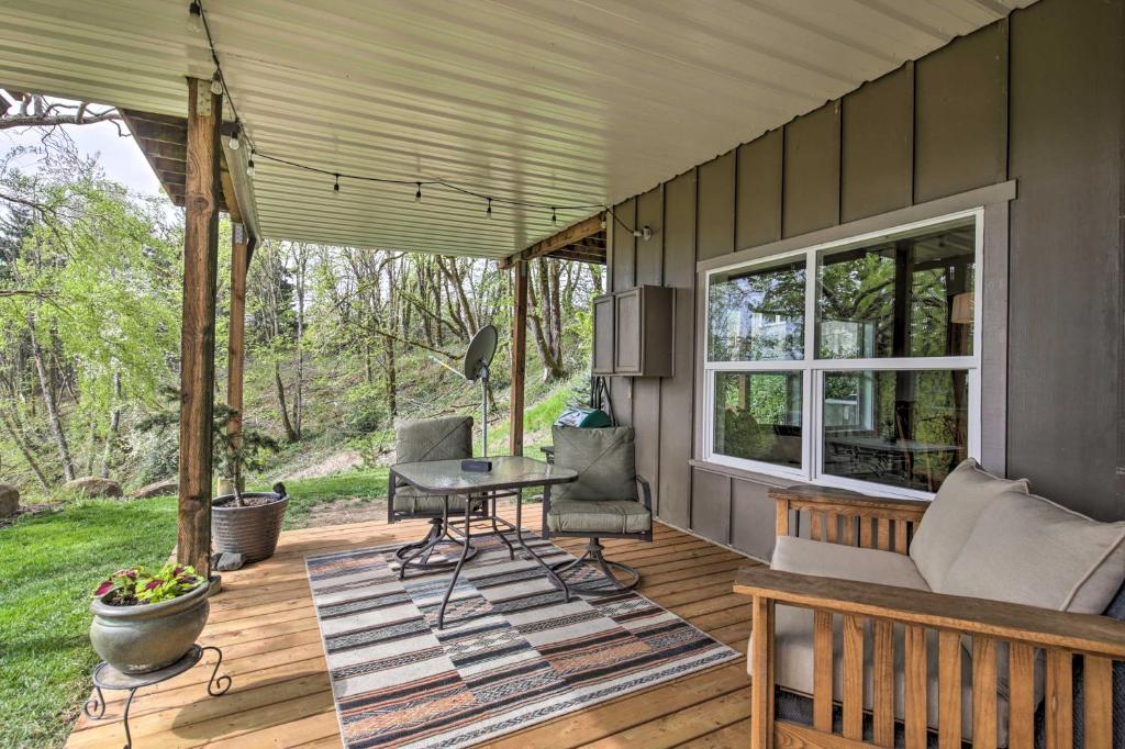 Zahrada ubytování Lovely Canyon View Apartment with Patio and Yard