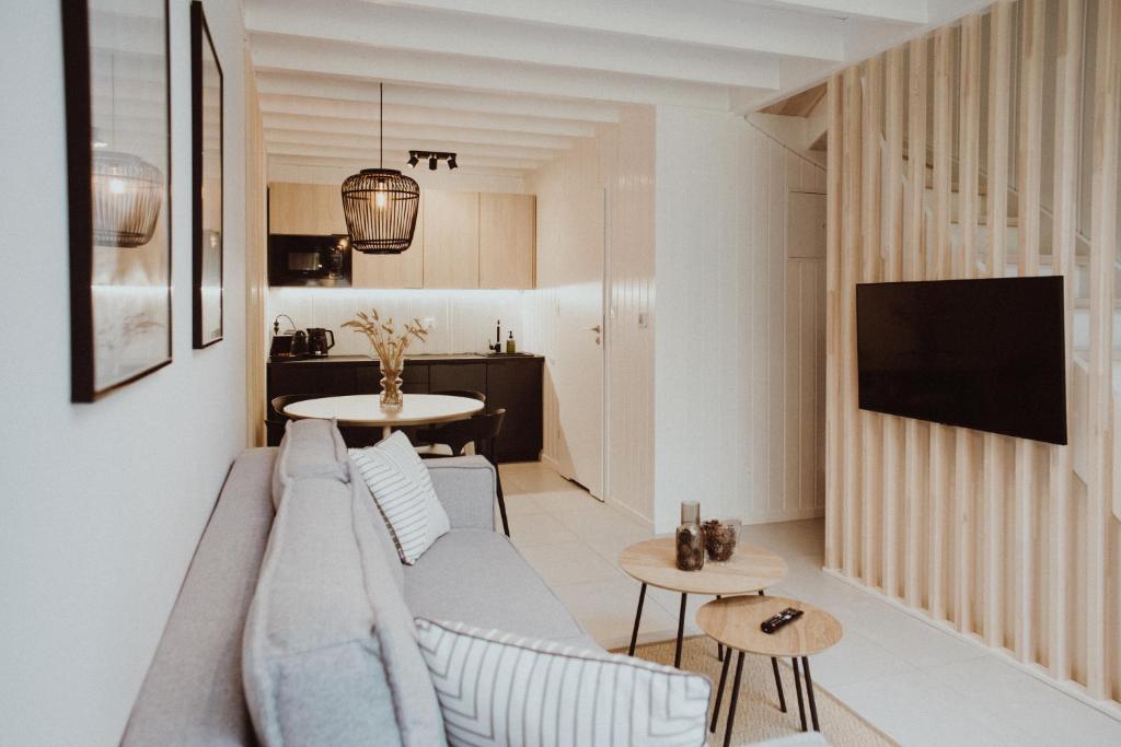 salon z kanapą i stołem w obiekcie Forest House Pobierowo w Pobierowie