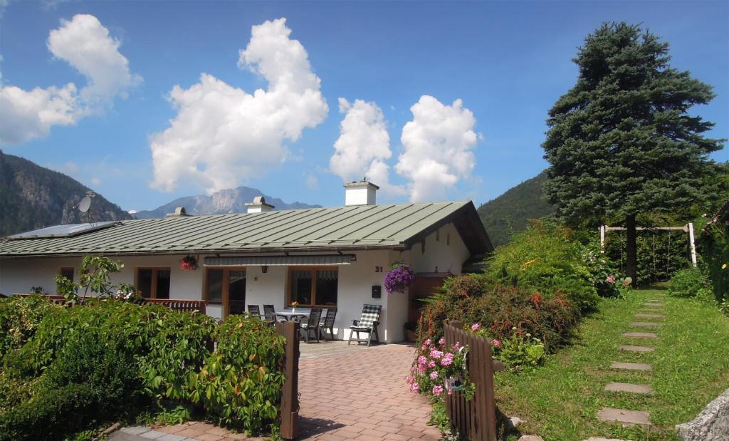 una casa en las montañas con una entrada de ladrillo en Ferienwohnung Metzenleitner, en Berchtesgaden