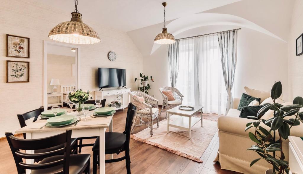 TV a/nebo společenská místnost v ubytování Monarchia Cottage Apartman