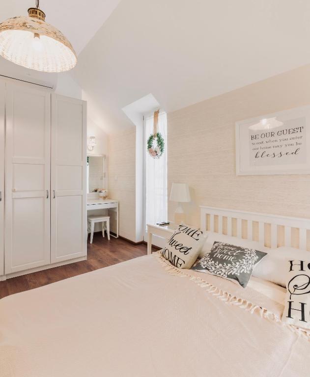 Postel nebo postele na pokoji v ubytování Monarchia Cottage Apartman
