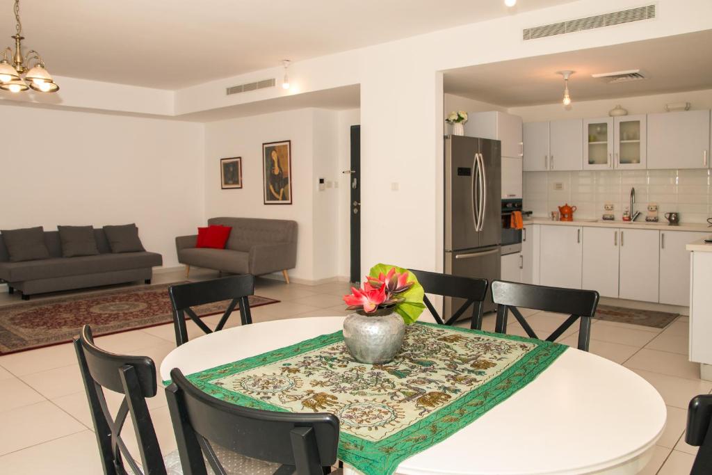 Kuchyň nebo kuchyňský kout v ubytování Luxurious Huge 5R in Jerusalem center