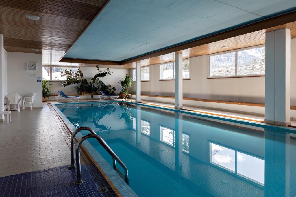 Bazén v ubytování Spacious Apartment with fantastic Alpine Panorama nebo v jeho okolí