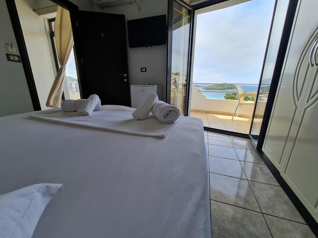Postel nebo postele na pokoji v ubytování Hotel Ardiani